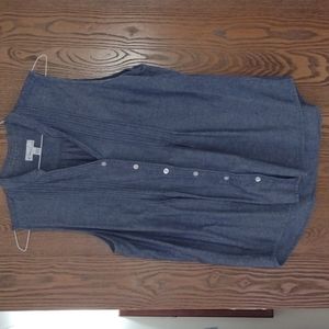 Size Large sleeveless button down top